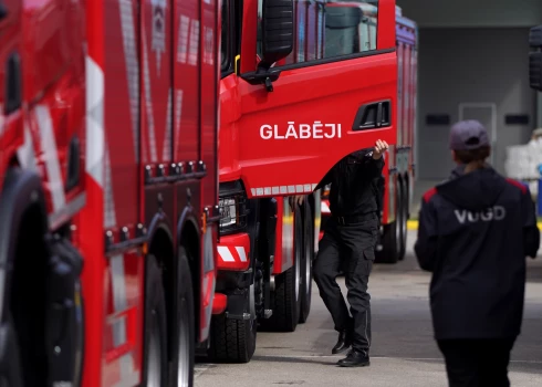 Vakar ugunsgrēkos cietuši trīs cilvēki, tostarp glābējs. 
