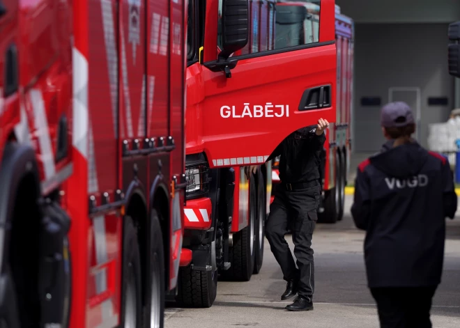Vakar ugunsgrēkos cietuši trīs cilvēki, tostarp glābējs