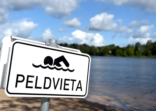 Rīgas peldvietās ūdens atdzisis līdz plus 15, plus 18 grādiem