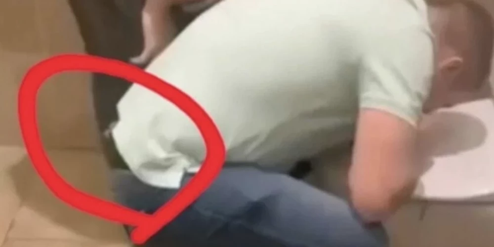 Кадр из видео, на котором якобы запечатлен сотрудник Государственной полиции, нюхающий наркотики.