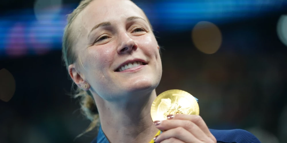 Sāra Šēstrēma ar Parīzes olimpiādes zelta medaļu (foto: Scanpix / dpa / picture-alliance)