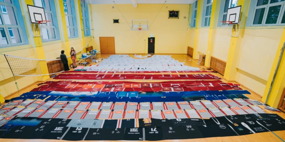 Rīgā top jauns Ginesa rekords - pasaulē lielākais basketbola krekls.