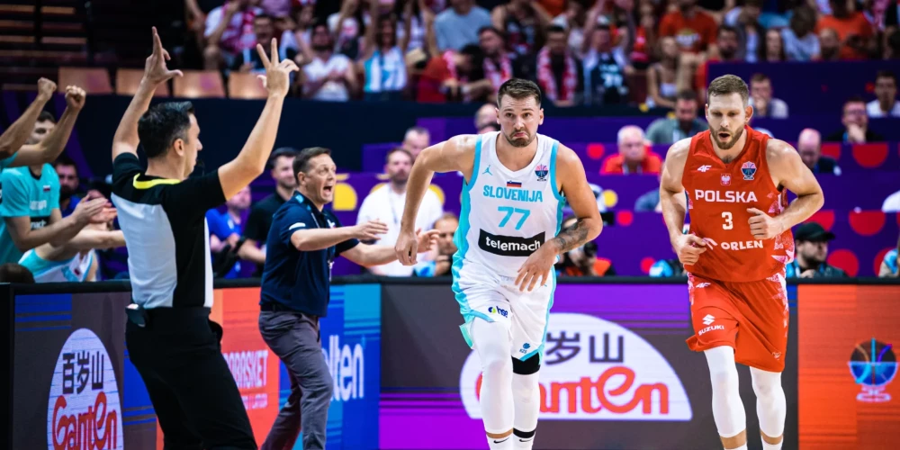 Luka Dončičs (priekšgalā) un Aleksandrs Sekuličs (aiz muguras pa kreisi) turpina izrādīt neapmierinātību ar tiesnešiem.