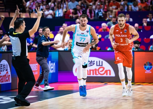 Luka Dončičs (priekšgalā) un Aleksandrs Sekuličs (aiz muguras pa kreisi) turpina izrādīt neapmierinātību ar tiesnešiem.