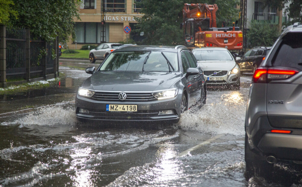Brīdina, ka svētdien stipri līs; upēs paaugstināsies ūdens līmenis