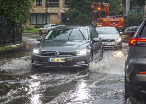 Applūdušas ielas Rīgā.