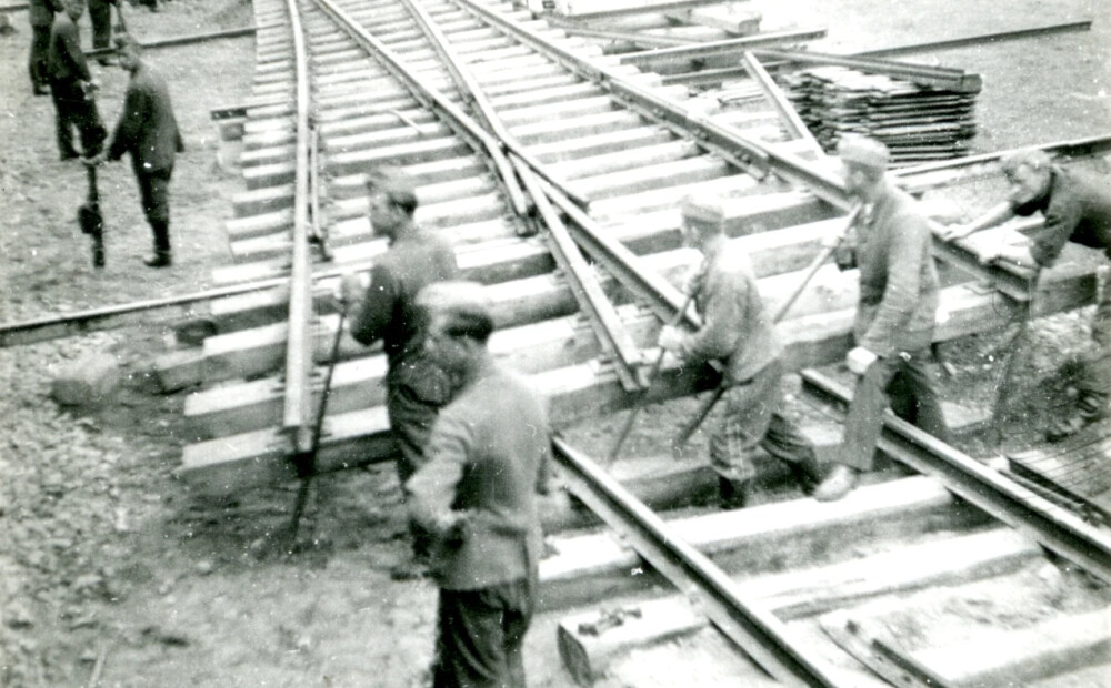 Vai "Rail Baltic" nevajadzētu pasmelties idejas? Kā latvieši agrāk būvēja dzelzceļus