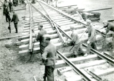 Vai "Rail Baltic" nevajadzētu pasmelties idejas? Kā latvieši agrāk būvēja dzelzceļus 