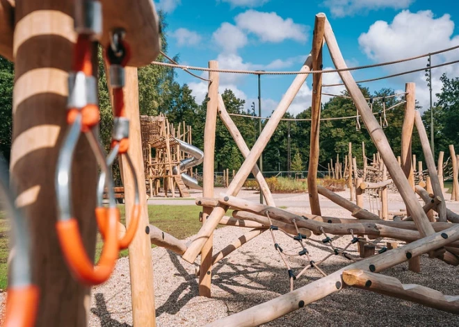 В парке Узварас построили необычные детские площадки, велотрассы и фитнес-зону.