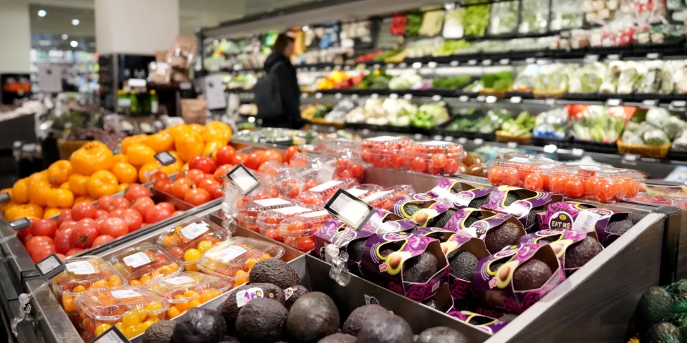 Pārtikas preču mazumtirdzniecības apgrozījums gada laikā samazinājās par 0,6%, ko noteica mazumtirdzniecības nespecializētajos veikalos, kuros galvenokārt pārdod pārtikas preces, dzērienus vai tabaku. Tas liecina, ka jūlijā arvien skaidrāk izpaudās pirmās nepieciešamības preču cenu samazināšanās, ko veicināja lielo mazumtirdzniecības veikalu apņemšanās samazināt cenas. 