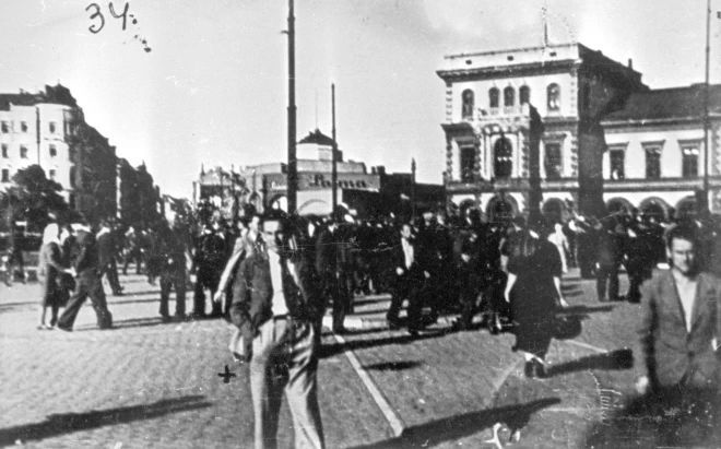 Apjukuši cilvēki Rīgā, Stacijas laukumā sagaida Sarkano armiju.