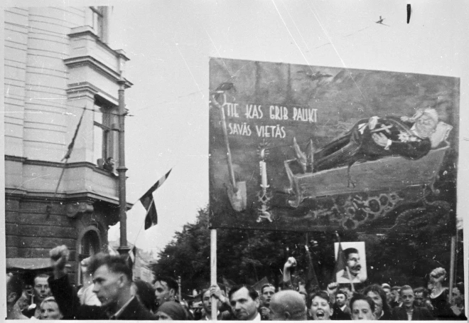 Darbaļaužu manifestācija ar plakātu, kas izsmej Ulmani.