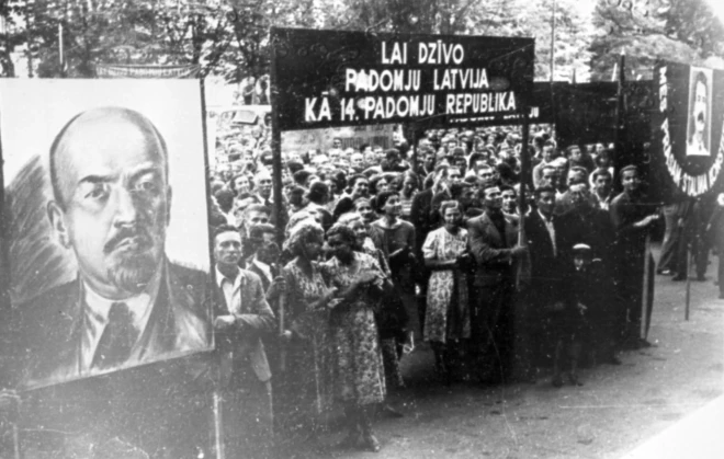 1940. gada jūlija beigās un augusta sākumā demonstrācijās jau parādījās plakāti ar aicinājumu iekļaut Latviju PSRS sastāvā.