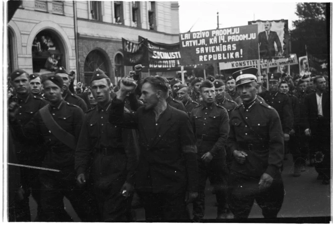 Demonstrācijās nācās piedalīties pagaidām vēl neizformētās Latvijas armijas karavīriem.