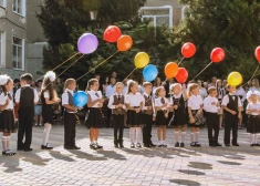 На линейку 1 сентября разрешено приходить только в черных туфлях: родители возмущены - это вообще законно?