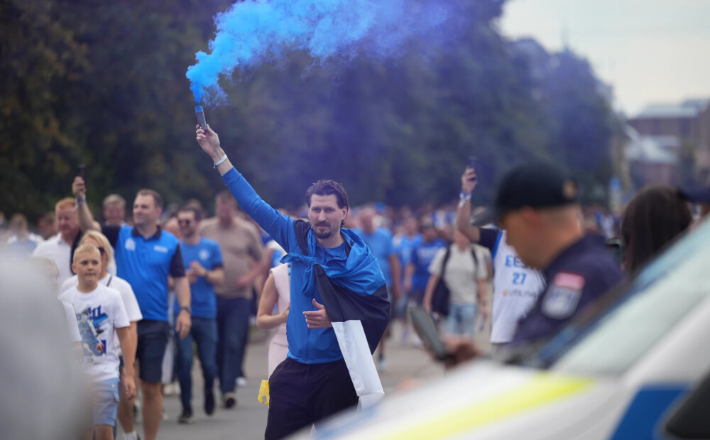 FOTO: Igaunijas basketbola izlases fani dodas atbalstīt savējos mačā pret Latviju