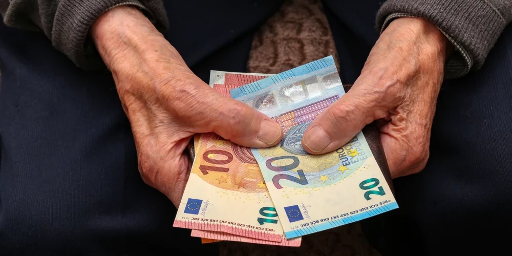 Nākamnedēļ, 2. septembrī, valdībā tiks skatīts informatīvais ziņojums par izdienas pensiju sistēmas reformu, kas tostarp paredz vairāku profesiju izslēgšanu no izdienas pensiju saņēmēju loka, liecina valdības sēdes darba kārtība.