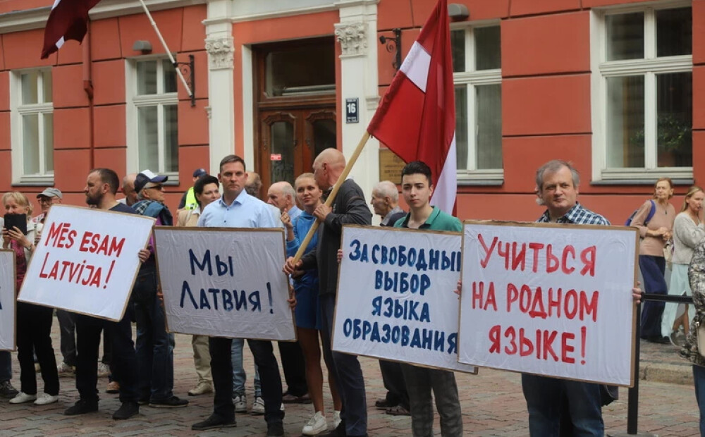 FOTO; VIDEO: "Par brīvu izglītības valodas izvēli!" – pie Saeimas notiek pikets pret pāreju uz mācībām latviešu valodā