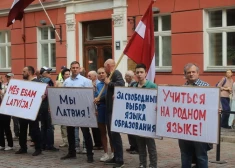 FOTO: "Par brīvu izglītības valodas izvēli!" – pie Saeimas notiek pikets pret pāreju uz mācībām latviešu valodā