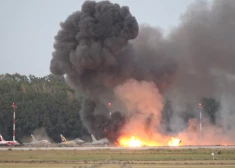 Ceturtdien, gatavojoties aviošovam Polijas centrālajā pilsētā Radomā, avarēja Polijas iznīcinātājs F-16, un pilots gāja bojā.