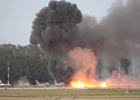 Ceturtdien, gatavojoties aviošovam Polijas centrālajā pilsētā Radomā, avarēja Polijas iznīcinātājs F-16, un pilots gāja bojā.