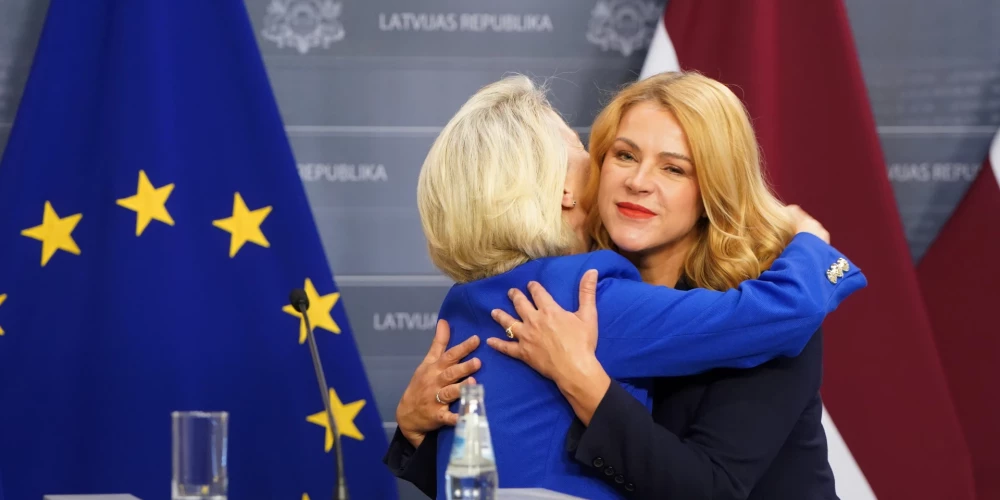 Премьер-министр Эвика Силиня и председатель Европейской комиссии Урсула фон дер Ляйен на пресс-конференции после встречи в Кабинете министров.