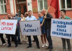 ФОТО: "Мы - Латвия!" У Сейма прошел пикет против обучения только на латышском языке