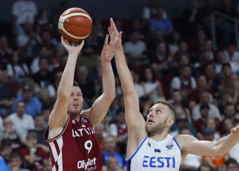 Latvijas basketbolisti Eiropas čempionāta mačā ar Igauniju otrajā puslaikā daudz nepievērsa uzmanību tiesnešu lēmumiem, sarunā ar žurnālistiem teica valstsvienības kapteinis Dairis Bertāns.