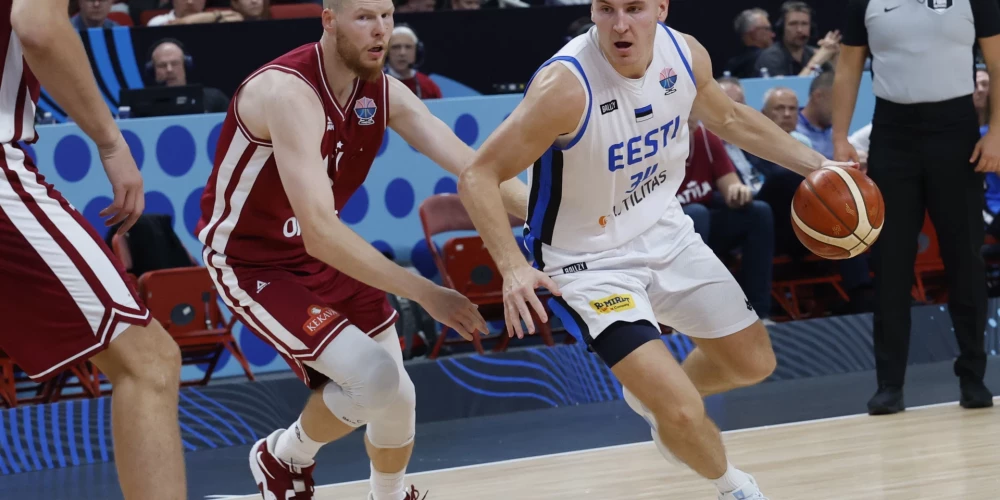 Latvijas vīriešu basketbola izlase piektdien Rīgā Eiropas čempionāta finālturnīra otrajā mačā pēc pirmā puslaikā ar 38:42 piekāpjas Igaunijas valstsvienībai.