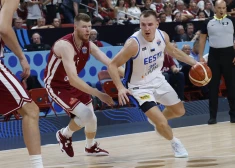 Latvijas vīriešu basketbola izlase piektdien Rīgā Eiropas čempionāta finālturnīra otrajā mačā pēc pirmā puslaikā ar 38:42 piekāpjas Igaunijas valstsvienībai.
