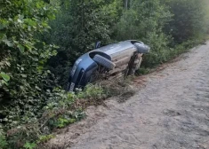 Популярные у туристов скалы Вецземью почти недоступны - из-за ужасной дороги машины оказываются в кювете