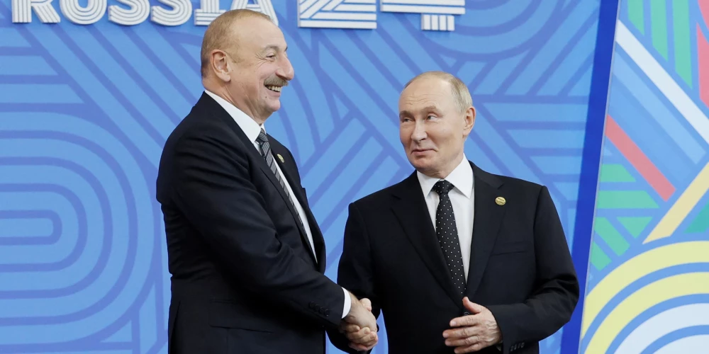 Президент России Владимир Путин приветствует президента Азербайджана Ильхама Алиева во время официальной церемонии встречи глав делегаций на саммите БРИКС в Казани, Россия, 23 октября 2024 года.