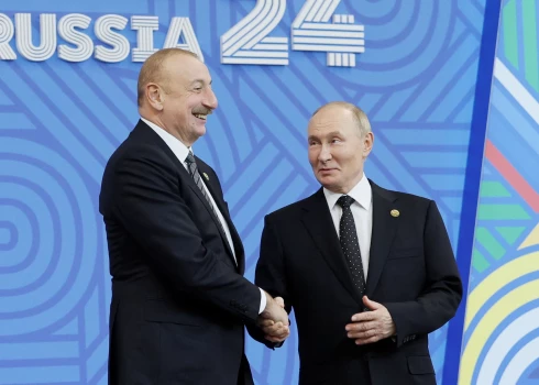 Президент России Владимир Путин приветствует президента Азербайджана Ильхама Алиева во время официальной церемонии встречи глав делегаций на саммите БРИКС в Казани, Россия, 23 октября 2024 года.