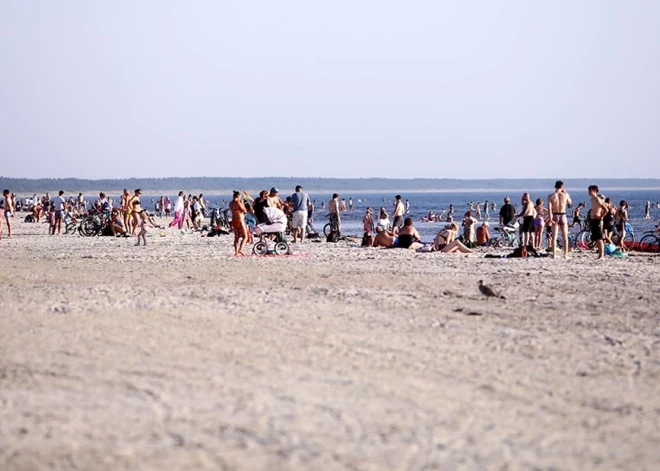 "Страшно представить, что могло случиться!" Женщина поделилась эмоциональной историей о том, как спасла девочку на пляже в Лиепае