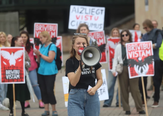 Aktīvisti piedalās dzīvnieku aizsardzības biedrības "Dzīvnieku brīvība" organizētajā aizstāvības akcijā "Gājiens par dzīvniekiem 2025: brīvību vistām". 2025. gada 30. augusts.