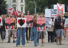 "Brīvību vistām!" Aktīvisti dodas protesta gājienā un aicina Latvijā aizliegt dējējvistu turēšanu sprostu sistēmās