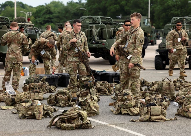 Tramps atradis viltīgu veidu, kā nosūtīt amerikāņu karavīrus uz Ukrainu