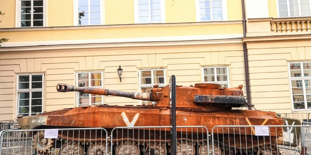 Сгоревший российский танк во Львове.