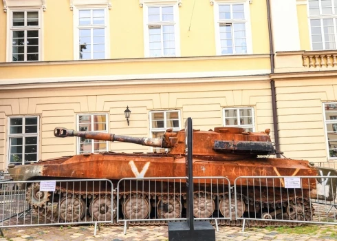 Сгоревший российский танк во Львове.