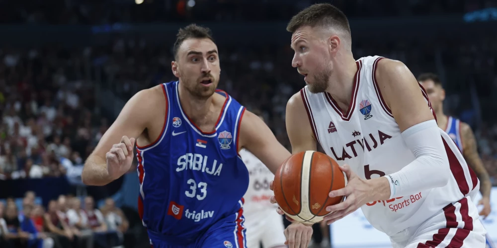 Latvijas basketbolisti pēc pirmā puslaika minimāli zaudē Serbijai.