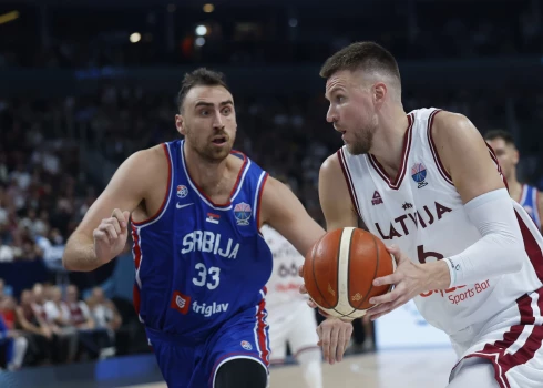 Latvijas basketbolisti pēc pirmā puslaika minimāli zaudē Serbijai.