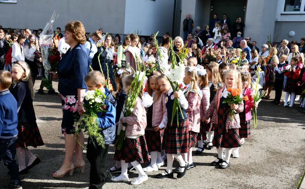 Uz 1. septembra līniju atļauts ierasties tikai melnās kurpēs: vecāki sašutuši – vai tas vispār ir likumīgi?