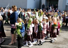 Uz 1. septembra līniju atļauts ierasties tikai melnās kurpēs: vecāki sašutuši – vai tas vispār ir likumīgi?