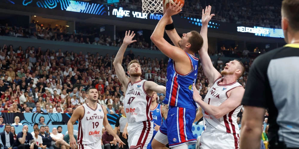 Latvijas basketbolisti spraigā cīņā zaudē Serbijai.