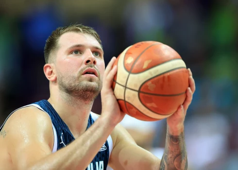 Francijas basketbolisti uzvar Slovēniju un rezultatīvo Dončiču.