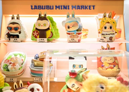 Mazie Labubu briesmonīši atnes milzu bagātību ķīniešu uzņēmējam.