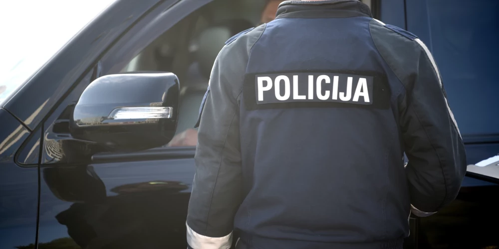 Sieviete atrasta sveika un vesela.