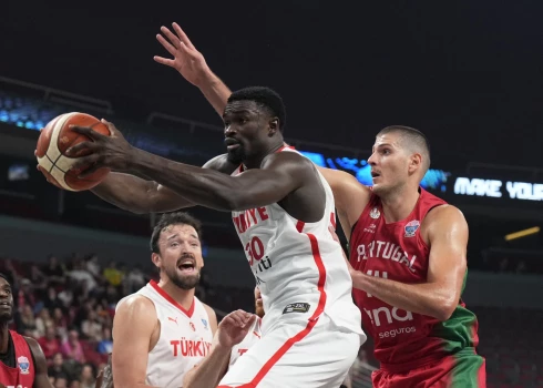 Turcijas basketbolisti grauj Portugāli un nodrošina dalību astotdaļfinālā.