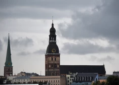 Svētdien debesis klās mākoņi