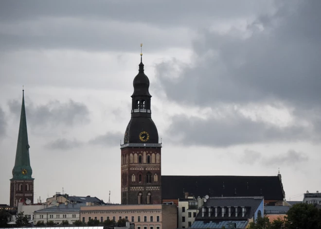 Svētdien debesis klās mākoņi